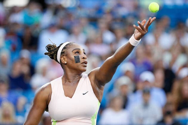 Sport Themen der Woche KW33 CINCINNATI, OH - AUGUST 16: Serena Williams of the United States serves the ball during the Western & Southern Open on August 16, 2022, at the Lindner Family Tennis Center in Mason, OH. (Photo by Ian Johnson Icon Sportswire) TENNIS: AUG 16 Western & Southern Open Icon220816005