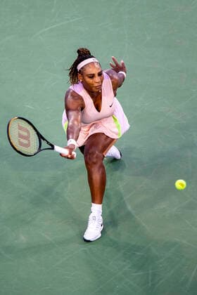 September 15, 2022, Mason, OH, USA: Western and Southern Open Tennis, Mason, OH - Serena Williams plays the ball against opponent Emma Raducanu. August 16, 2022 - ZUMA Press Mason USA - ZUMAn24_ 20220915_zaf_n24_086 Copyright: xWallyxNellx