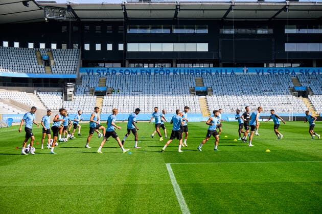 220817 Players of Malmö FF warm up during a training session with Malmö FF on August 17, 2022 in Malmö. Photo: Ludvig Thunman BILDBYRAN kod LT LT0396 fotboll football soccer fotball uefa europa league träning practice training malmö ff bbeng play-off Copyright: LUDVIGxTHUNMAN BB220817LT037
