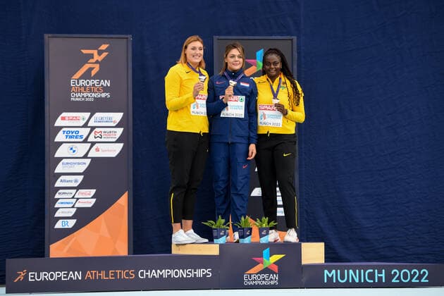 17.08.2022, xkaix, Leichtathletik European Championships, emspor, v.l. Kristin Pudenz, Sandra Perkuvic (Kroatien), Claudine Vita bei der Siegerehrung