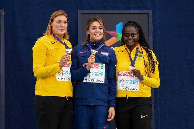 17.08.2022, xkaix, Leichtathletik European Championships, emspor, v.l. Kristin Pudenz, Sandra Perkuvic (Kroatien), Claudine Vita bei der Siegerehrung