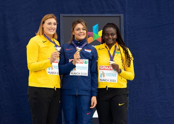 European Championships Munich22; Leichtathletik, 17.08.2022 Siegerehrung Diskuswerfen Frauen (von links): Kristin Pudenz (GER), Sandra Perkovic (CRO) und Claudine Vita (GER); European Championships Munich22 - Leichtathletik - Medal Ceremony am 17.08.2022 im Olympiapark in Muenchen (Deutschland). Copyright: xBEAUTIFULxSPORTS R.xSchmittx