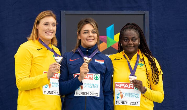European Championships Munich22; Leichtathletik, 17.08.2022 Siegerehrung Diskuswerfen Frauen (von links): Kristin Pudenz (GER), Sandra Perkovic (CRO) und Claudine Vita (GER); European Championships Munich22 - Leichtathletik - Medal Ceremony am 17.08.2022 im Olympiapark in Muenchen (Deutschland). Copyright: xBEAUTIFULxSPORTS R.xSchmittx