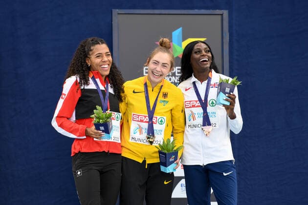 17.08.2022, xkaix, Leichtathletik European Championships, emspor, Haben viel Spaß bei der Siegerehrung, v.l. Mujinga KambundJi (Schweiz), Gina Lueckenkemper (Deutschland) und Daryll Neita (Großbritannien)