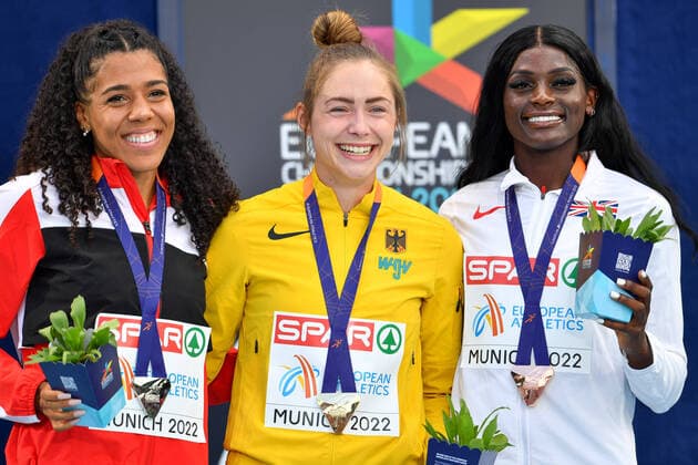 17.08.2022, xkaix, Leichtathletik European Championships, emspor, v.l. Mujinga KambundJi (Schweiz), Gina Lueckenkemper (Deutschland) und Daryll Neita (Großbritannien)