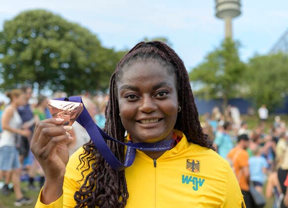 Claudine VITA (GER 3.Platz) mit der Bronzemedaille, Medaille, Bronze, Siegerehrung Diskus der Frauen, am 17.08.2022 Leichtathletik Europameisterschaft 2022, European Championships, vom 15.08. - 21.08.2022 in Muenchen Deutschland. Â