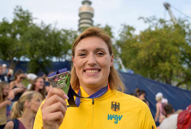 Kristin PUDENZ (GER 2.Platz) mit der Silbermedaille, Medaille, Silber, Siegerehrung Diskus der Frauen, am 17.08.2022 Leichtathletik Europameisterschaft 2022, European Championships, vom 15.08. - 21.08.2022 in Muenchen Deutschland. Â
