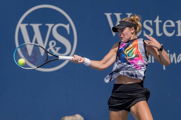 August 17, 2022, Mason, Ohio, USA: Catherine McNally (USA)hits a forehand shot during the second round of the Western and Southern Open at the Lindner Family Tennis Center, Mason, Oh. Mason USA - ZUMAs304 20220817_zaf_s304_047 Copyright: xScottxStuartx