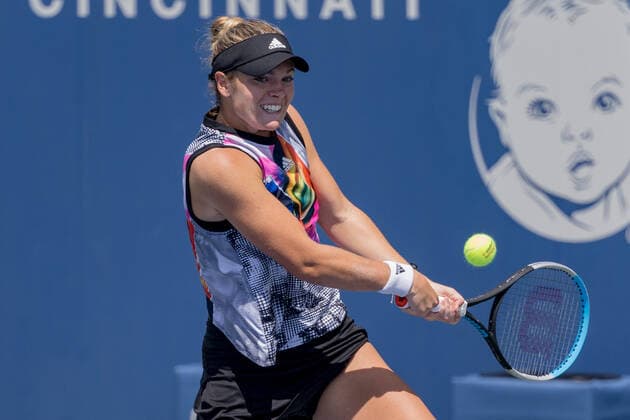 August 17, 2022, Mason, Ohio, USA: Catherine McNally (USA) hits a two-handed backhand during the second round of the Western and Southern Open at the Lindner Family Tennis Center, Mason, Oh. Mason USA - ZUMAs304 20220817_zaf_s304_055 Copyright: xScottxStuartx