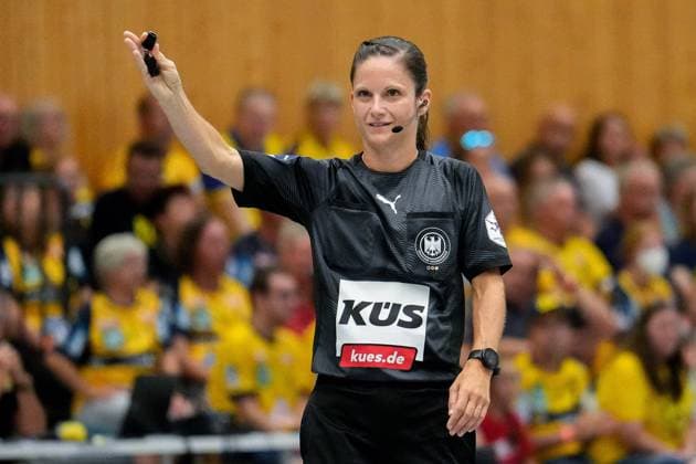 Maike Merz (Schiedsrichterin), gibt Anweisungen, gestikuliert, mit den Armen gestikulieren, Einzelbild, Einzelfoto, Aktion, Action, Freude, freuen, freut sich, freundlich, fröhlich, glücklich, strahlend, optimistisch, 17.08.2022, Kronau (Deutschland), Handball, Testspiel, Rhein-Neckar Löwen - Frisch Auf Göppingen