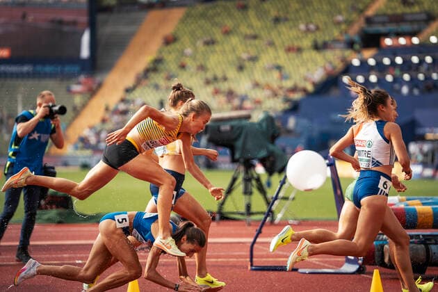 Sport Themen der Woche KW33 European Championships Munich22; Leichtathletik, 18.08.2022 Olivia Guerth (GER) muss ueber Martina Merlo (ITA) springen, die gestuerzt ist im 3000m Hindernis Vorlauf am 18.08.2022 bei den Leichtathletik-Europameisterschaften in Muenchen *** European Championships Munich22 Athletics, 18 08 2022 Olivia Guerth GER has to jump over Martina Merlo ITA who has fallen in the 3000m steeplechase preliminary heat on 18 08 2022 at the European Athletics Championships in Munich, Germany Copyright: xBEAUTIFULxSPORTS Flatemerschx
