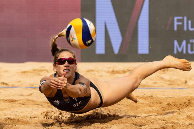 Sport Themen der Woche KW33 Sport Bilder des Tages Svenja Mueller GER, Beach volleyball, Beachvolleyball Womens 1. KO Runde (Beachvolleyball Frauen), European Championships Munich 2022, 18.08.2022 Photo: Eibner Roger Buerke GER, Beach Volleyball Womens (Beachvolleyball Frauen), European Championships Munich 2022, 18.08.2022 Muenchen *** Svenja Mueller GER, Beach Volleyball Womens 1 KO Round Beach Volleyball Women , European Championships Munich 2022, 18 08 2022 Photo Eibner Roger Buerke GER, Beach Volleyball Womens Beach Volleyball Women , European Championships Munich 2022, 18 08 2022 Muenchen Copyright: xEibner-Pressefoto RogerxBuerkex EP_RBE