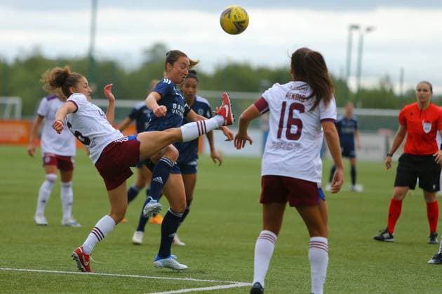 Paris FC Women v Servette Women UEFA Women s Champions League 18 08 2022. Group Play Off Elodie Nakkach ( 6) of Servette FCCF stretches to clear the ball during the UEFA Women s Champions League group play off match between Paris FC Women and Servette Women at Petershill Park, Glasgow, Scotland, 18 08 2022 Springburn Petershill Park Glasgow Scotland Editorial use only , Copyright: xColinxPoultneyx PSI-15621-0001