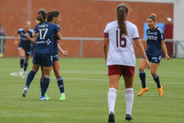 Paris FC Women v Servette Women UEFA Women s Champions League 18 08 2022. Group Play Off Goal! 2-0 Clara Mateo ( 11) of Paris Women FC sees her cross glance of the leg of the Servette defender and into the net during the UEFA Women s Champions League group play off match between Paris FC Women and Servette Women at Petershill Park, Glasgow, Scotland, 18 08 2022 Springburn Petershill Park Glasgow Scotland Editorial use only , Copyright: xColinxPoultneyx PSI-15621-0002