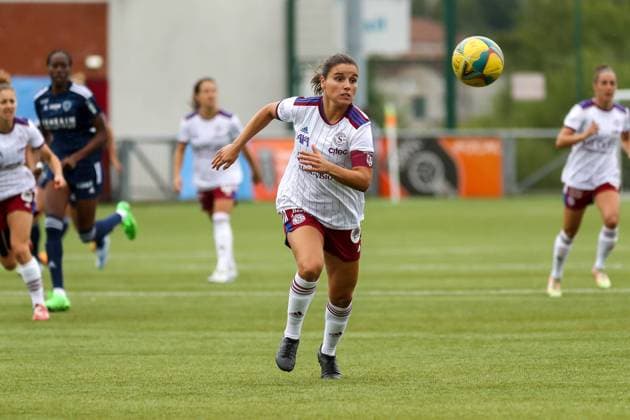 Paris FC Women v Servette Women UEFA Women s Champions League 18 08 2022. Group Play Off Mónica Mendes ( 16) of Servette FCCF chases a bouncing ball during the UEFA Women s Champions League group play off match between Paris FC Women and Servette Women at Petershill Park, Glasgow, Scotland, 18 08 2022 Springburn Petershill Park Glasgow Scotland Editorial use only , Copyright: xColinxPoultneyx PSI-15621-0004