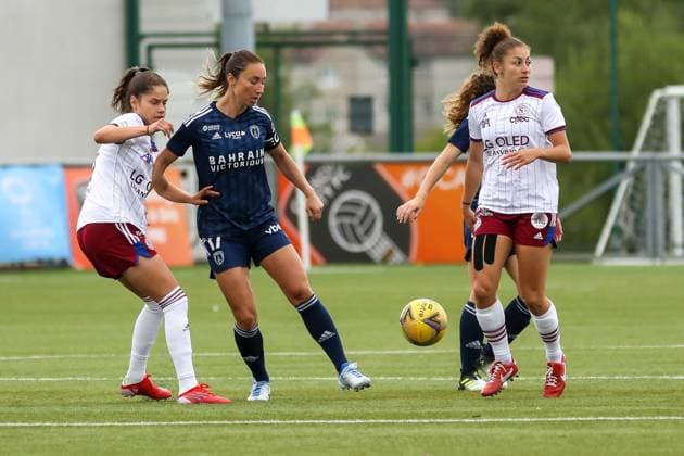 Paris FC Women v Servette Women UEFA Women s Champions League 18 08 2022. Group Play Off Gaetane Thiney ( 17) of Paris Women FC wins a challenge in the centre circle during the UEFA Women s Champions League group play off match between Paris FC Women and Servette Women at Petershill Park, Glasgow, Scotland, 18 08 2022 Springburn Petershill Park Glasgow Scotland Editorial use only , Copyright: xColinxPoultneyx PSI-15621-0005