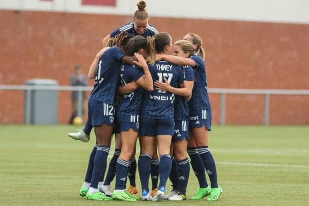 Paris FC Women v Servette Women UEFA Women s Champions League 18 08 2022. Group Play Off GOAL! 1-0 Clara Mateo ( 11) of Paris Women FC with a speculative shot from distance loops over the keeper & celebrates with her team mates during the UEFA Women s Champions League group play off match between Paris FC Women and Servette Women at Petershill Park, Glasgow, Scotland, 18 08 2022 Springburn Petershill Park Glasgow Scotland Editorial use only , Copyright: xColinxPoultneyx PSI-15621-0006