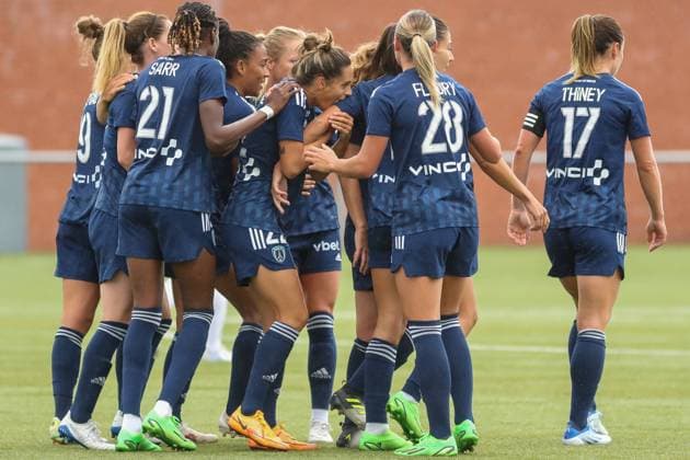 Paris FC Women v Servette Women UEFA Women s Champions League 18 08 2022. Group Play Off GOAL! 1-0 Clara Mateo ( 11) of Paris Women FC with a speculative shot from distance loops over the keeper & celebrates with her team mates during the UEFA Women s Champions League group play off match between Paris FC Women and Servette Women at Petershill Park, Glasgow, Scotland, 18 08 2022 Springburn Petershill Park Glasgow Scotland Editorial use only , Copyright: xColinxPoultneyx PSI-15621-0007