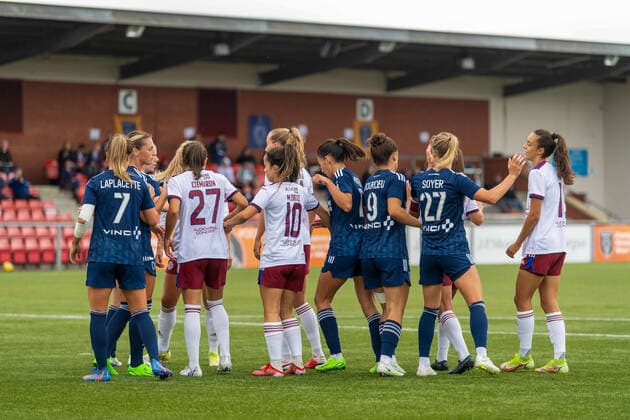 18.08.2022, Glasgow, Petershill Park, UEFA Women s Champions League: Paris FC - Servette FCCF, Players prepare for corner during the UEFA Women s Champions League football match between Paris FC and Servette Chenois at Petershill Park in Glasgow, Scotland Glasgow Petershill Park Scotland United Kingdom Copyright: xJustPictures.ch RichardxCallisx