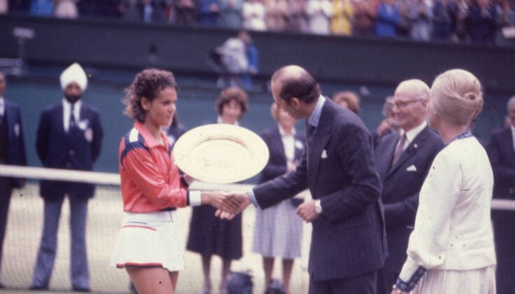 July 4, 1980, Wimbledon, England, United Kingdom: EVONNE GOOLAGONG CAWLEY is awarded the women s singles championship trophy after beating Chris Evert Lloyd 6-1, 7-6. Wimbledon United Kingdom - ZUMAk09_ 19800704_jtc_k09_849 Copyright: xKeystonexPressxAgencyx