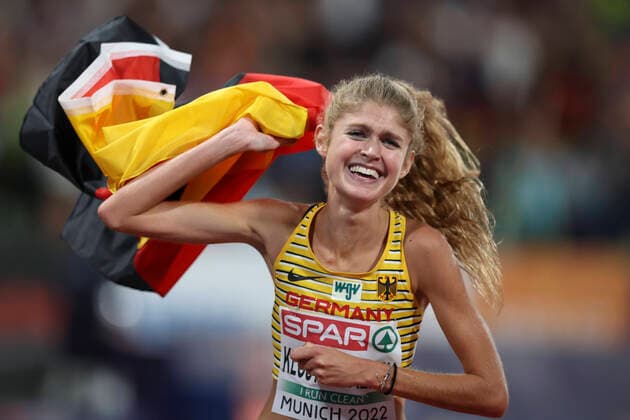 Bilder des Jahres 2022, Sport 08 August Sport Themen der Woche KW33 Sport Bilder des Tages European Championships Munich22; Leichtathletik, 18.08.2022 Konstanze Klosterhalfen (GER) gewinnt den Titel ueber 5000m - European Championships Munich22 am 18.08.22 im Olympiastadion in Muenchen, Deutschland. *** European Championships Munich22 Athletics, 18 08 2022 Konstanze Klosterhalfen GER wins the title over 5000m European Championships Munich22 on 18 08 22 at Olympiastadion in Munich, Germany Copyright: xBEAUTIFULxSPORTS AxelxKohringx