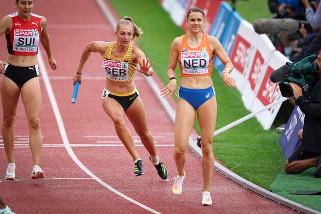 Sport Themen der Woche KW33 Sport Bilder des Tages European Championships Munich22; Leichtathletik, 19.08.2022 4x400m-Staffel: Luna Thiel (GER) kollidiert fast mit einer Hollaenderin - European Championships Munich22 am 19.08.22 im Olympiastadion in Muenchen, Deutschland. *** European Championships Munich22 athletics, 19 08 2022 4x400m relay Luna Thiel GER almost collides with a Dutch woman European Championships Munich22 on 19 08 22 at the Olympiastadion in Munich, Germany Copyright: xBEAUTIFULxSPORTS AxelxKohringx