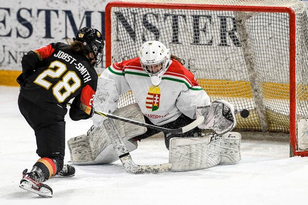Bilder des Jahres 2022, Sport 08 August Sport Themen der Woche KW33 Sport Bilder des Tages GER, Deutschland (GER) vs Ungarn (HUN) 19.08.2022, BLZ Arena, Füssen Fuessen, GER, Deutschland (GER) vs Ungarn (HUN), im Bild Shutout nach Spielende, Katarina Jobst-Smith (GER, 28) bezwingt Zsuzsa Revesz (HUN, 20) *** GER, Germany GER vs Hungary HUN 19 08 2022, BLZ Arena, Füssen Fuessen, GER, Germany GER vs Hungary HUN , in picture shutout after end of game, Katarina Jobst Smith GER, 28 defeats Zsuzsa Revesz HUN, 20 nordphotoxGmbHx xHafner nph00200