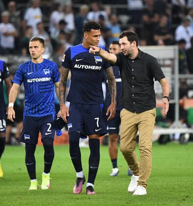 Fussball, Herren, Saison 2022 2023, 1. Bundesliga (3. Spieltag), Borussia Mönchengladbach - Hertha BSC, v. l. Peter Pekarik (Hertha BSC), Davie Selke (Hertha BSC), Trainer Sandro Schwarz (Hertha BSC), Enttäuschung nach Abpfiff, 19.08. 2022, *** Football, men, season 2022 2023, 1 Bundesliga 3 matchday , Borussia Mönchengladbach Hertha BSC, v l Peter Pekarik Hertha BSC , Davie Selke Hertha BSC , coach Sandro Schwarz Hertha BSC , disappointment after the final whistle, 19 08 2022, Copyright: xSebastianxRäppold MatthiasxKochx