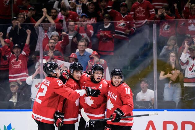220819 Jack Thompson, Ronan Seeley, Kent Johnson and Logan Stankoven of Canada celebrate the 1-0 goal during the 2022 IIHF World Junior Championship semifinal game between Canada and Czech Republic on August 19, 2022 in Edmonton. Photo: Joel Marklund BILDBYRAN kod JM JM0366 bbeng ishockey Ice hockey, Eishockey jvm junior-vm u20 2022 iihf world junior championship world juniors semifinal semifinals canada kanada tjeckien czech republic Czechia jubel Copyright: JOELxMARKLUND BB220819JM024
