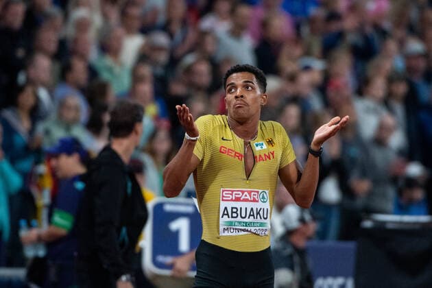 Sport Themen der Woche KW33 Sport Bilder des Tages ABUAKU Joshua (GER), Mens 400 Meter Hurdles Final, watching the final result, GER, Athletics (Leichtathletik), European Championships Munich 2022, 19.08.2022 Photo: Eibner Memmler GER, Athletics (Leichtathletik), European Championships Munich 2022, 19.08.2022 Munich *** ABUAKU Joshua GER , Mens 400 Meter Hurdles Final, watching the final result, GER, Athletics Leichtathletik , European Championships Munich 2022, 19 08 2022 Photo Eibner Memmler GER, Athletics Leichtathletik , European Championships Munich 2022, 19 08 2022 Munich Copyright: xEibner Memmlerx EP_MMR
