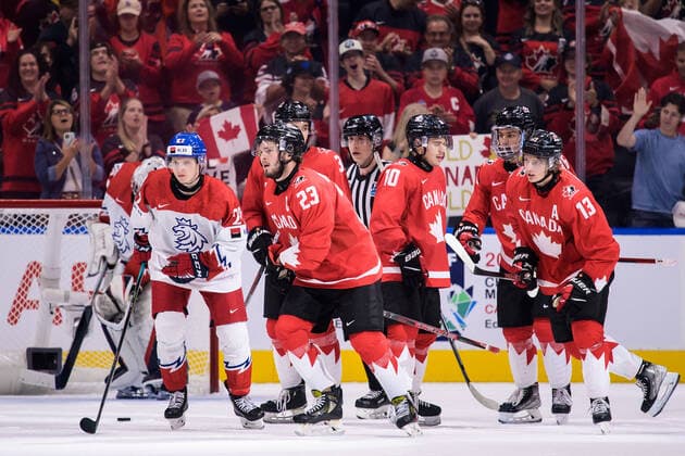 220819 Mason McTavish of Canada celebrates his 4-0 goal with teammates during the 2022 IIHF World Junior Championship semifinal game between Canada and Czech Republic on August 19, 2022 in Edmonton. Photo: Joel Marklund BILDBYRAN kod JM JM0366 bbeng ishockey Ice hockey, Eishockey jvm junior-vm u20 2022 iihf world junior championship world juniors semifinal semifinals canada kanada tjeckien czech republic Czechia jubel Copyright: JOELxMARKLUND BB220819JM034