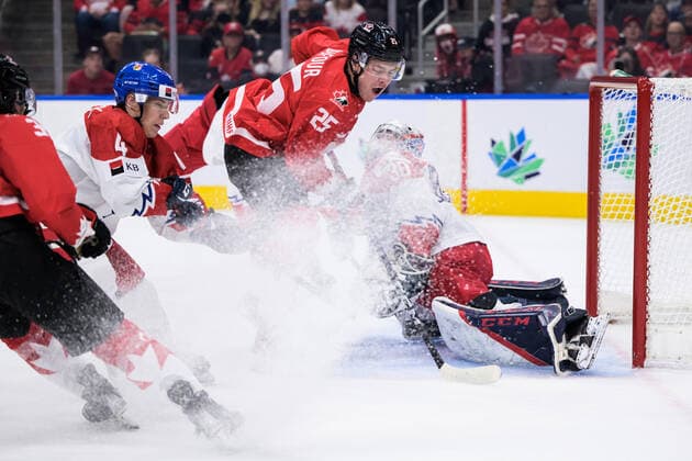 220819 William Dufour of Canada challenges Jiri Tichacek and goaltender Tomas Suchanek of Czech Republic during the 2022 IIHF World Junior Championship semifinal game between Canada and Czech Republic on August 19, 2022 in Edmonton. Photo: Joel Marklund BILDBYRAN kod JM JM0366 bbeng ishockey Ice hockey, Eishockey jvm junior-vm u20 2022 iihf world junior championship world juniors semifinal semifinals canada kanada tjeckien czech republic Czechia Copyright: JOELxMARKLUND BB220819JM039