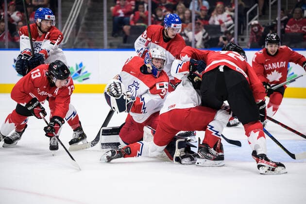 220819 Kent Johnson and Tyson Foerster of Canada challenge goaltender Tomas Suchanek of Czech Republic during the 2022 IIHF World Junior Championship semifinal game between Canada and Czech Republic on August 19, 2022 in Edmonton. Photo: Joel Marklund BILDBYRAN kod JM JM0366 bbeng ishockey Ice hockey, Eishockey jvm junior-vm u20 2022 iihf world junior championship world juniors semifinal semifinals canada kanada tjeckien czech republic Czechia Copyright: JOELxMARKLUND BB220819JM048