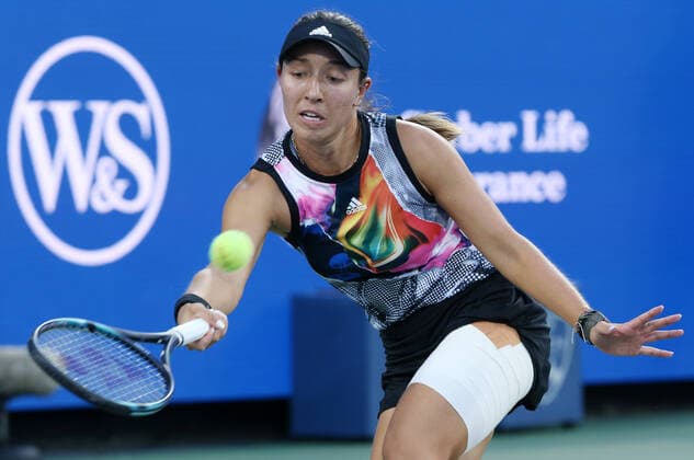 Jessica Pegula of the United States returns a volley against Caroline Garcia of France during the quarter-finals of the 2022 Western and Southern Masters at the Lindner Family Tennis Center in Mason, Ohio, USA, 19 August 2022. Western and Southern Masters !ACHTUNG: NUR REDAKTIONELLE NUTZUNG!  Copyright: xMARKxLYONSx AME647 20220820-1c8ce94a225143d0da0f60439d19598b154a6ffe