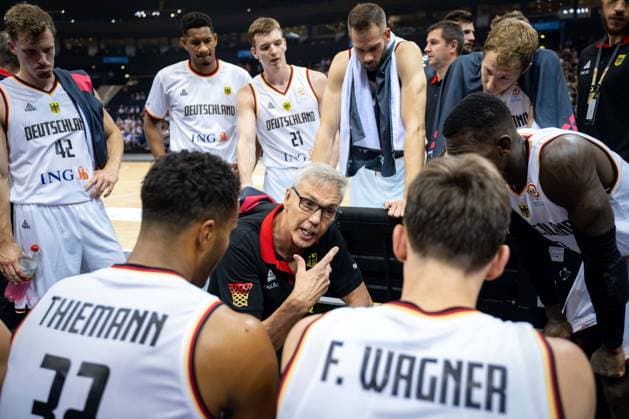 Basketball Hamburg 19.08.2022 Supercup Deutschland (GER) - Tschechien (CZE) Gordon Herbert (Deutschland, Bundestrainer) Auszeit Johannes Thiemann (Deutschland, No.32) Franz Wagner (Deutschland, No.09) Dennis Schröder Schroeder (Deutschland, No.17) Schröder Schroder und andere