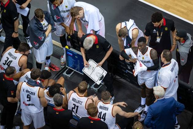 Basketball Hamburg 19.08.2022 Supercup Deutschland (GER) - Tschechien (CZE) Gordon Herbert (Deutschland, Bundestrainer) Auszeit