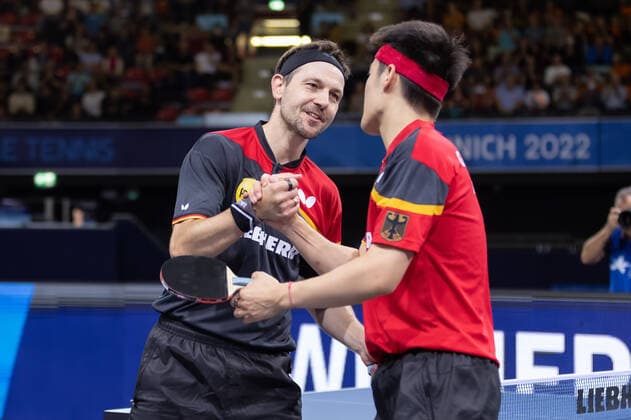 Sport Themen der Woche KW33 Tischtennis Europameisterschaften Timo Boll gratuliert Dang Qui zum Sieg im Viertelfinale. Tischtennis Europameisterschaften als Teil der European Championships vom 13. bis 21. August in München., München Bayern Deutschland Rudi-Sedlmayer-Halle *** European Table Tennis Championships Timo Boll congratulates Dang Qui for victory in the quarterfinals European Table Tennis Championships as part of the European Championships from 13 to 21 August in Munich , Munich Bavaria Germany Rudi Sedlmayer Halle