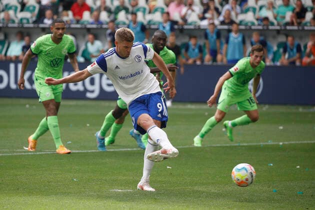 Sport Themen der Woche KW33 20.08.2022, Volkswagen Arena, Wolfsburg, Ligaspiel, 1. Bundesliga, VfL Wolfsburg vs FC Schalke 04, im Bild Simon Terodde (9, Schalke) verschiesst den Strafstoss DFL regulations prohibit any use of photographs as image sequences and or quasi-video. VfL Wolfsburg vs FC Schalke 04 *** 20 08 2022, Volkswagen Arena, Wolfsburg, Ligaspiel, 1 Bundesliga, VfL Wolfsburg vs FC Schalke 04, in picture Simon Terodde 9, Schalke misses penalty kick DFL regulations prohibit any use of photographs as image sequences and or quasi video VfL Wolfsburg vs FC Schalke 04 www.sielski-press.de