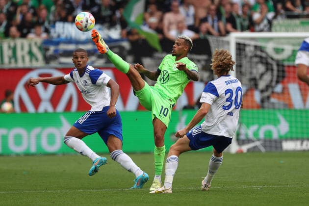 Bilder des Jahres 2022, Sport 08 August Sport Themen der Woche KW33 VfL vs. Schalke 04, 1. BL Wolfsburg, 20.08.2022, FUßBALL - VfL Wolfsburg vs. FC Schalke 04, 1. BL, Saison 2022 23. Lukas Nmecha (VfL Wolfsburg) Wolfsburg *** VfL vs Schalke 04, 1 BL Wolfsburg, 20 08 2022, FOOTBALL VfL Wolfsburg vs FC Schalke 04, 1 BL, season 2022 23 Lukas Nmecha VfL Wolfsburg Wolfsburg