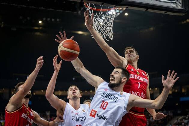 Sport Themen der Woche KW33 Sport Bilder des Tages Basketball Hamburg 20.08.2022 Supercup Serbien (SRB) - Deutschland (GER) Nikola Kalinic (Serbien, No.10) Johannes Voigtmann (Deutschland, No.07) *** Basketball Hamburg 20 08 2022 Supercup Serbia SRB Germany GER Nikola Kalinic Serbia, No 10 Johannes Voigtmann Germany, No 07