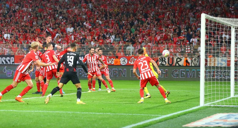 Sport Themen der Woche KW33 Union Berlin - RB Leipzig 20.08.2022 Berlin, 20.08.2022, Alte Försterei, Fussball Bundesliga, 3. Spieltag , 1. FC Union Berlin vs. RB Leipzig , Tor für Leipzig zum 1:2 Anschluss. Im Bild: Willi Orban (li.-hinten, 4, Leipzig) trifft per Kopfball , DFL regulations prohibit any use of photographs as image sequences and or quasi-video. , *** Union Berlin RB Leipzig 20 08 2022 Berlin, 20 08 2022, Alte Försterei, Fussball Bundesliga, 3 Spieltag , 1 FC Union Berlin vs RB Leipzig , Goal for Leipzig to 1 2 connection In picture Willi Orban left back, 4, Leipzig scores by header , DFL regulations prohibit any use of photographs as image sequences and or quasi video ,