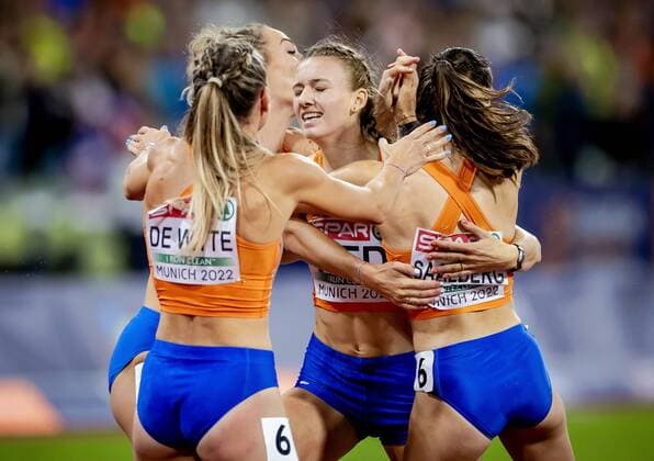 Bilder des Jahres 2022, Sport 08 August Sport Themen der Woche KW33 MUNCHEN - Lisanne de Witte, Lieke Klaver, Femke Bol and Eveline Saalberg celebrate the win in the final 4x400 meter relay on the tenth day of the Multi European Championship, EM, Europameisterschaft The German city of Munich will host a combined European Championship of various sports in 2022. ANP ROBIN VAN LONKHUIJSEN European Championships Munich 2022-Day 10 2022 xVIxANPxSportx xxANPxIVx *** MUNCHEN Lisanne de Witte, Lieke Klaver, Femke Bol and Eveline Saalberg celebrate the win in the final 4x400 meter relay on the tenth day of the Multi European Championship The German city of Munich will host a combined European Championship of various sports in 2022 ANP ROBIN VAN LONKHUIJSEN European Championships Munich 2022 Day 10 2022 xVIxANPxSportx xxANPxIVx 453313721 originalFilename: 453313721.jpg