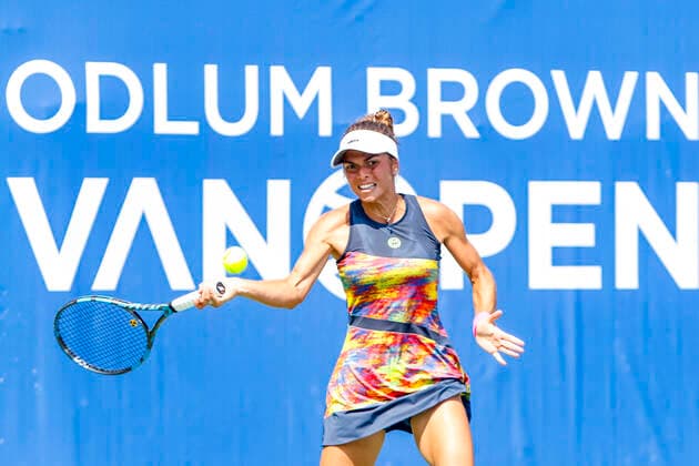 August 20, 2022: 20 08 2022 - VANCOUVER,BC - AUGUST 20 : Semi Finals . Valentini Grammatikopoulo(gre) blue def Emma Navarro(USA) white during day eitght of 2022 Odlum Brown VanOpen at Hollyburn Country Club on August 20, 2022, in West Vancouver,British Columbia,Canada.( Pximages - ZUMAp175 20220820_zsa_p175_010 Copyright: xClelioxTomazx