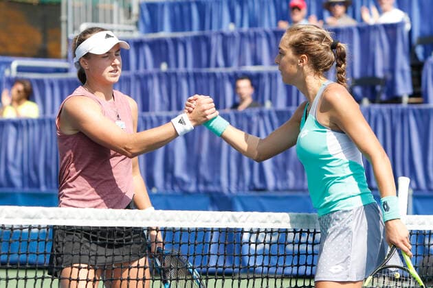 August 20, 2022: 20 08 2022 - VANCOUVER, BC - AUGUST 20: Semi-Finals: Lucia Bronzetti of Italy (green) def Rebecca Peterson of Sweden (pink) during day eight of 2022 Odlum Brown VanOpen at Hollyburn Country Club on August 20, 2022, in West Vancouver,British Columbia,Canada.( Pximages - ZUMAp175 20220820_zsa_p175_014 Copyright: xClelioxTomazx