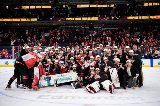 220820 Players and coaching staff of Canada pose for a group photo after their win during the 2022 IIHF World Junior Championship final between Canada and Finland on August 20, 2022 in Edmonton. Photo: Joel Marklund BILDBYRAN kod JM JM0370 bbeng ishockey Ice hockey, Eishockey jvm junior-vm u20 2022 iihf world junior championship world juniors final canada kanada finland jubel Copyright: JOELxMARKLUND BB220820JM137