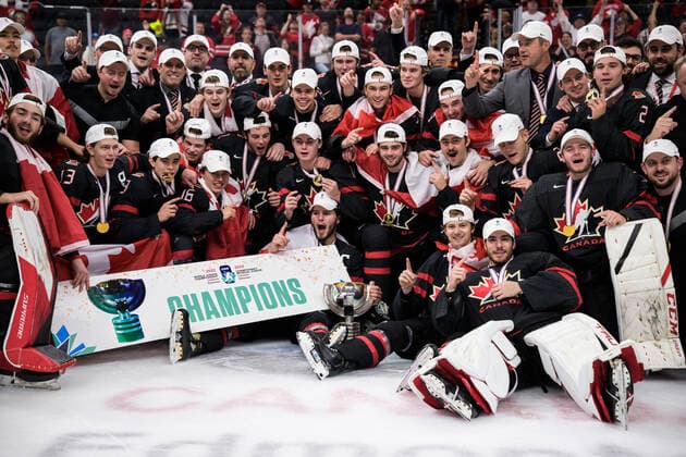 220820 Players and coaching staff of Canada celebrate after their win during the 2022 IIHF World Junior Championship final between Canada and Finland on August 20, 2022 in Edmonton. Photo: Joel Marklund BILDBYRAN kod JM JM0370 bbeng ishockey Ice hockey, Eishockey jvm junior-vm u20 2022 iihf world junior championship world juniors final canada kanada finland jubel Copyright: JOELxMARKLUND BB220820JM139