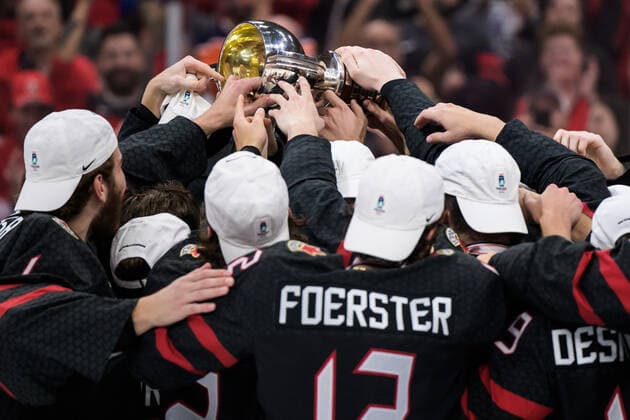 220820 Players of Canada celebrate after their win during the 2022 IIHF World Junior Championship final between Canada and Finland on August 20, 2022 in Edmonton. Photo: Joel Marklund BILDBYRAN kod JM JM0370 bbeng ishockey Ice hockey, Eishockey jvm junior-vm u20 2022 iihf world junior championship world juniors final canada kanada finland jubel Copyright: JOELxMARKLUND BB220820JM140