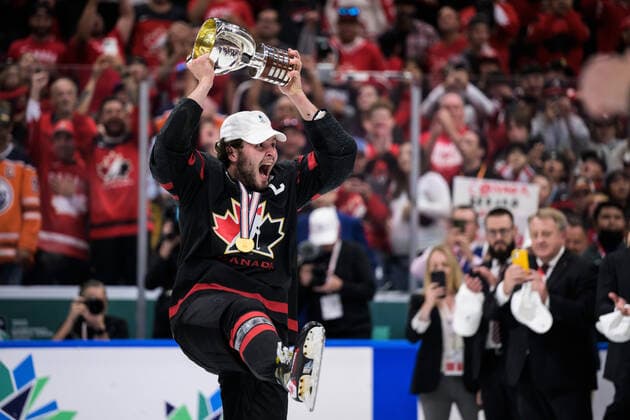 220820 Mason McTavish of Canada celebrates with the winner?s trophy after the 2022 IIHF World Junior Championship final between Canada and Finland on August 20, 2022 in Edmonton. Photo: Joel Marklund BILDBYRAN kod JM JM0370 bbeng ishockey Ice hockey, Eishockey jvm junior-vm u20 2022 iihf world junior championship world juniors final canada kanada finland jubel Copyright: JOELxMARKLUND BB220820JM142