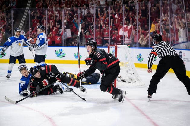 220820 Kent Johnson of Canada celebrates after scoring the game winning 3-2 goal in overtime during the 2022 IIHF World Junior Championship final between Canada and Finland on August 20, 2022 in Edmonton. Photo: Joel Marklund BILDBYRAN kod JM JM0370 bbeng ishockey Ice hockey, Eishockey jvm junior-vm u20 2022 iihf world junior championship world juniors final canada kanada finland jubel Copyright: JOELxMARKLUND BB220820JM143
