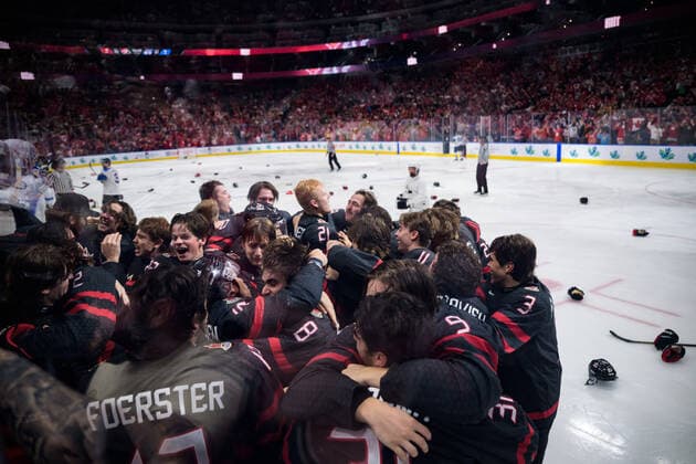 220820 Players of Canada celebrate the game winning 3-2 goal in overtime from Kent Johnson during the 2022 IIHF World Junior Championship final between Canada and Finland on August 20, 2022 in Edmonton. Photo: Joel Marklund BILDBYRAN kod JM JM0370 bbeng ishockey Ice hockey, Eishockey jvm junior-vm u20 2022 iihf world junior championship world juniors final canada kanada finland jubel Copyright: JOELxMARKLUND BB220820JM150